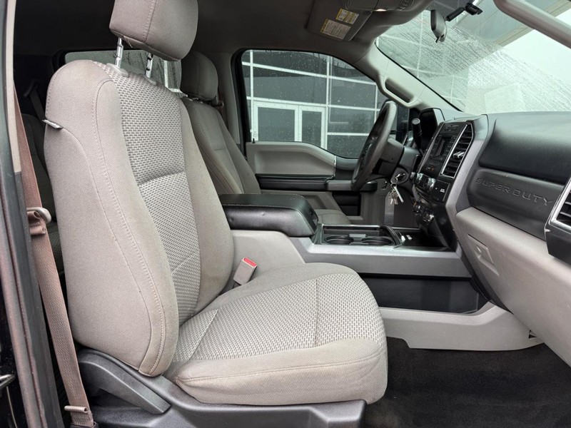 Ford Super Duty F-250 SRW Vehicle Full-screen Gallery Image 11