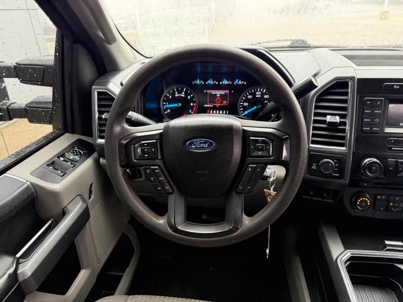 Ford Super Duty F-250 SRW Vehicle Full-screen Gallery Image 14