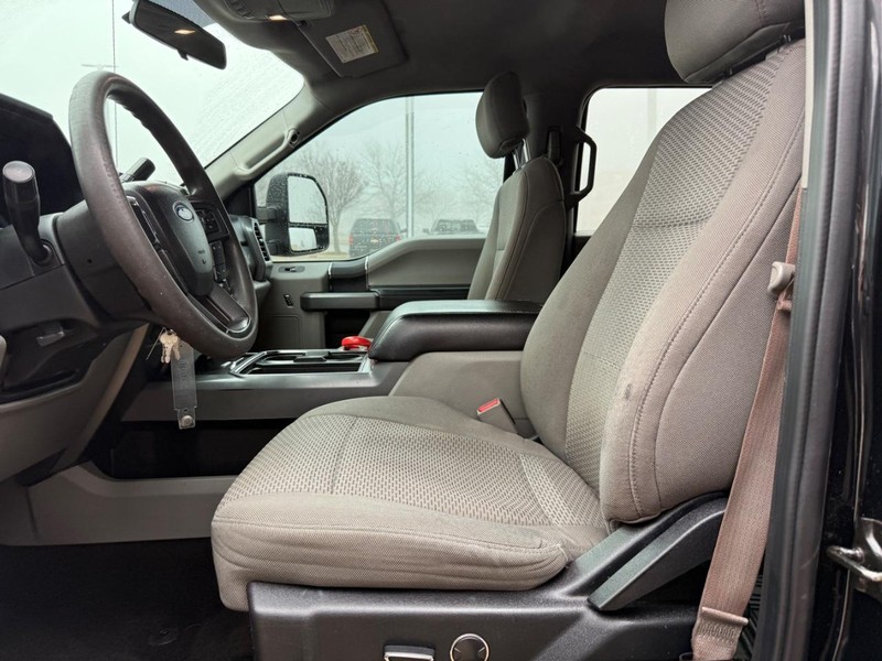 Ford Super Duty F-250 SRW Vehicle Full-screen Gallery Image 16