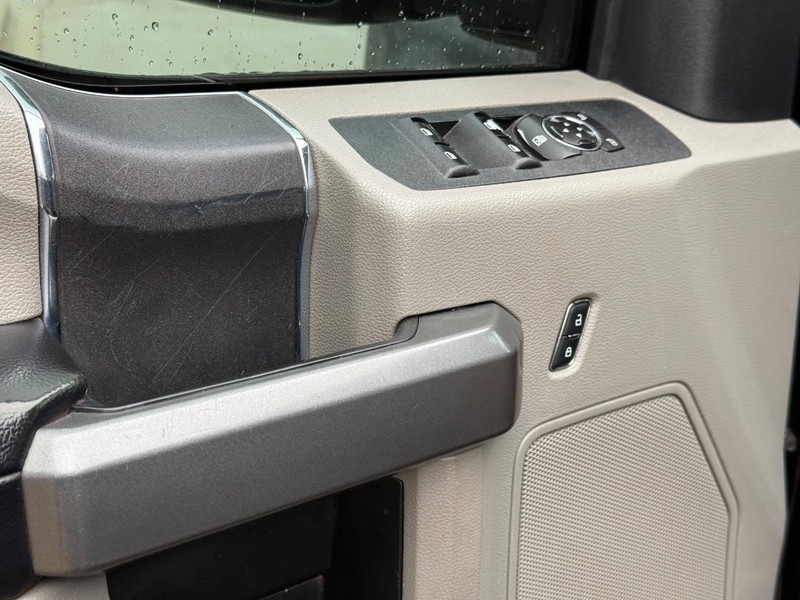 Ford Super Duty F-250 SRW Vehicle Full-screen Gallery Image 18