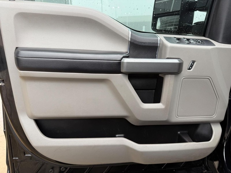 Ford Super Duty F-250 SRW Vehicle Full-screen Gallery Image 19