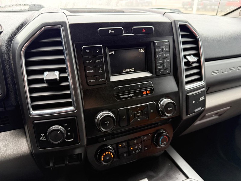 Ford Super Duty F-250 SRW Vehicle Full-screen Gallery Image 25