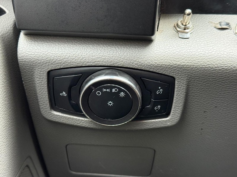 Ford Super Duty F-250 SRW Vehicle Full-screen Gallery Image 29