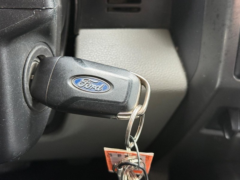 Ford Super Duty F-250 SRW Vehicle Full-screen Gallery Image 30