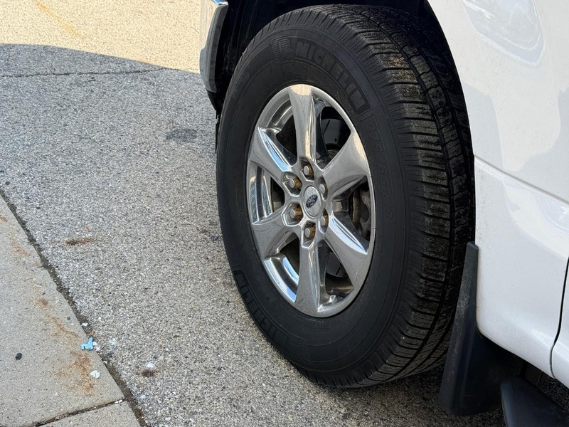 Ford F-150 Vehicle Full-screen Gallery Image 09