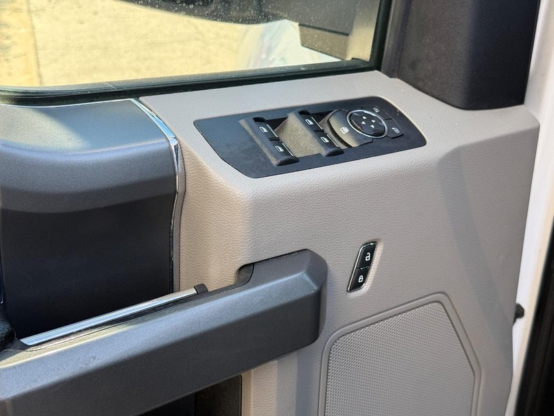 Ford F-150 Vehicle Full-screen Gallery Image 17