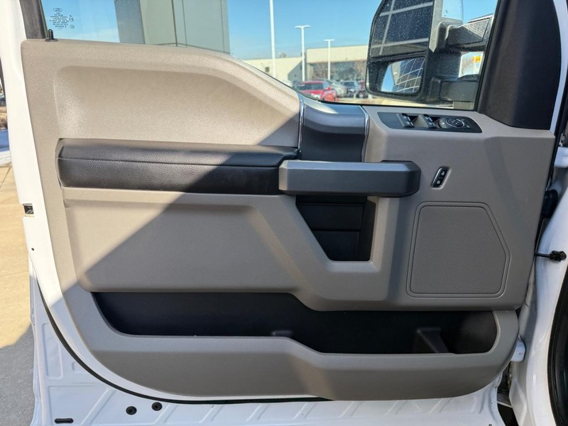 Ford F-150 Vehicle Full-screen Gallery Image 18