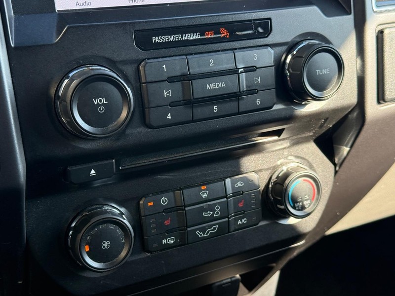 Ford F-150 Vehicle Full-screen Gallery Image 25