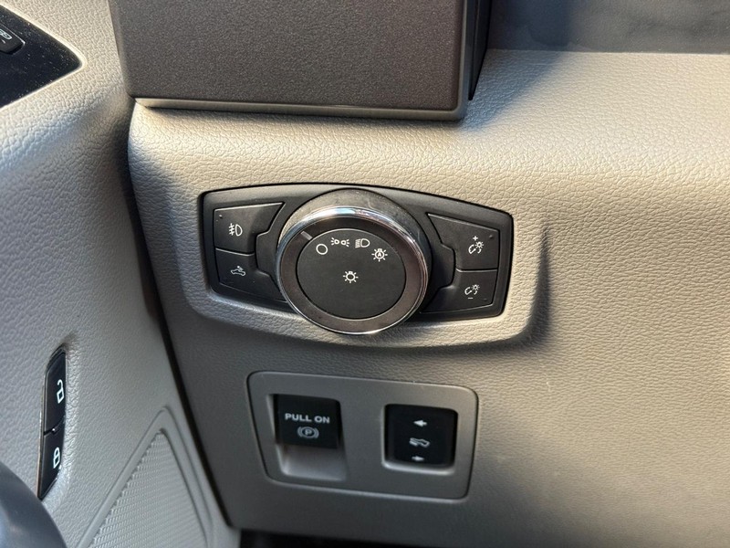 Ford F-150 Vehicle Full-screen Gallery Image 27