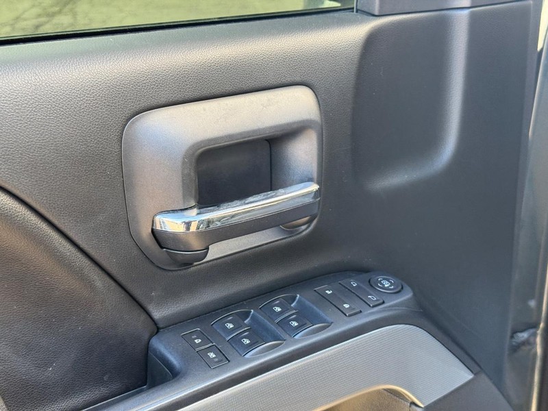Chevrolet Silverado 1500 Vehicle Full-screen Gallery Image 18