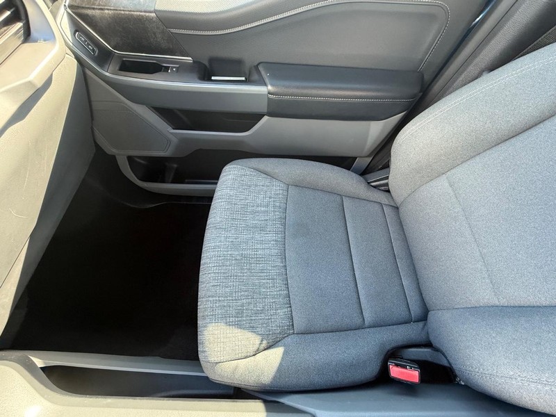 Ford F-150 Vehicle Full-screen Gallery Image 19