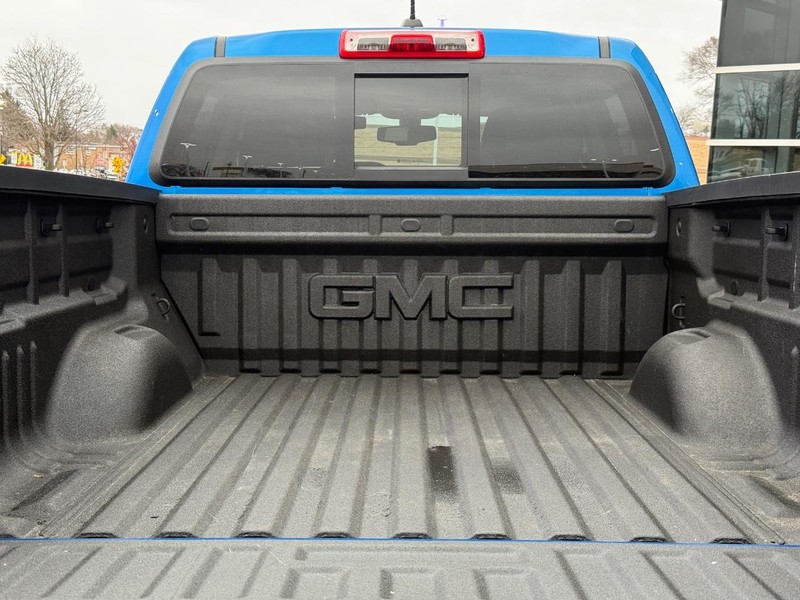 GMC Canyon Vehicle Full-screen Gallery Image 09