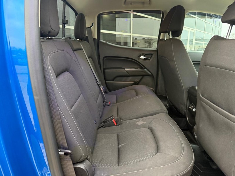 GMC Canyon Vehicle Full-screen Gallery Image 12