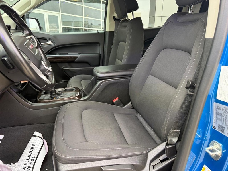 GMC Canyon Vehicle Full-screen Gallery Image 16