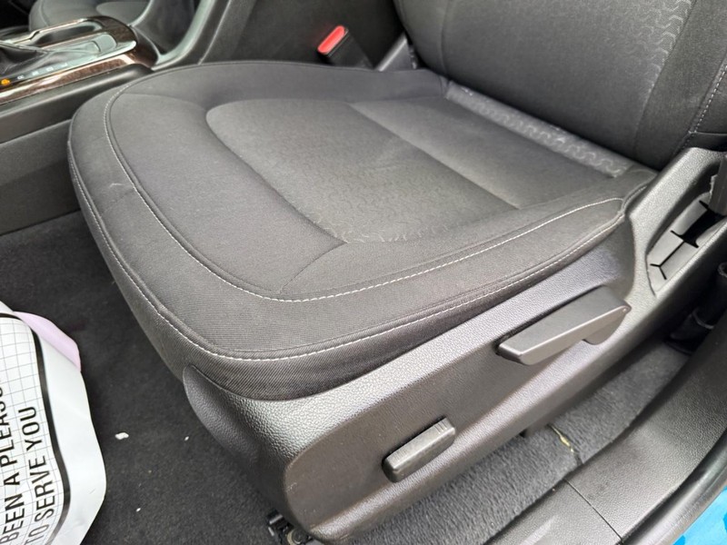 GMC Canyon Vehicle Full-screen Gallery Image 17