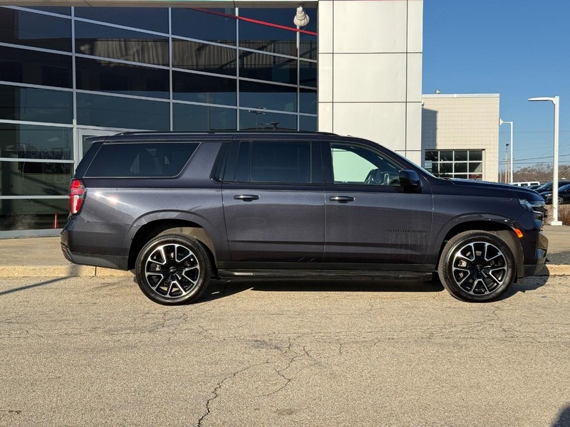 Chevrolet Suburban Vehicle Full-screen Gallery Image 02