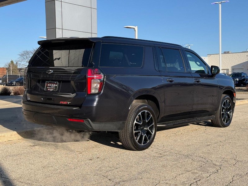 Chevrolet Suburban Vehicle Full-screen Gallery Image 03