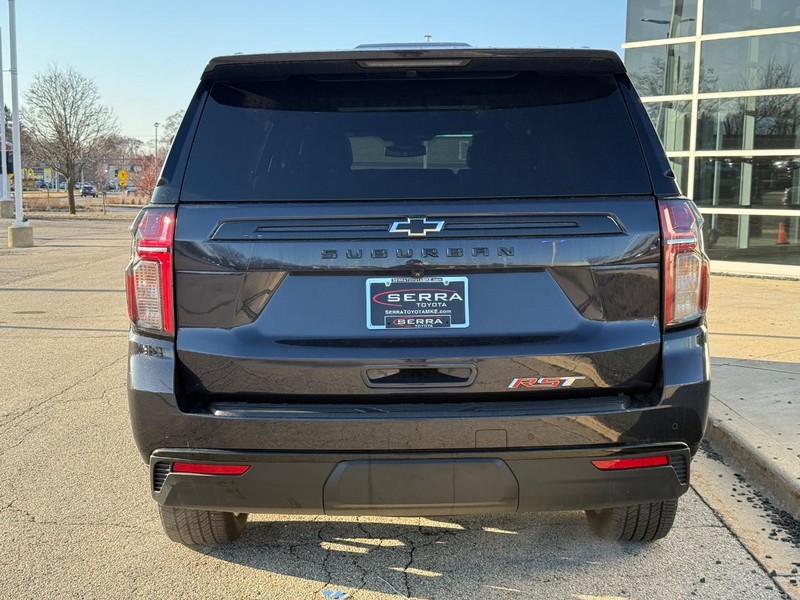 Chevrolet Suburban Vehicle Full-screen Gallery Image 04