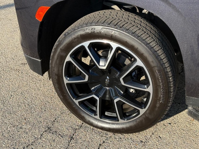 Chevrolet Suburban Vehicle Full-screen Gallery Image 10