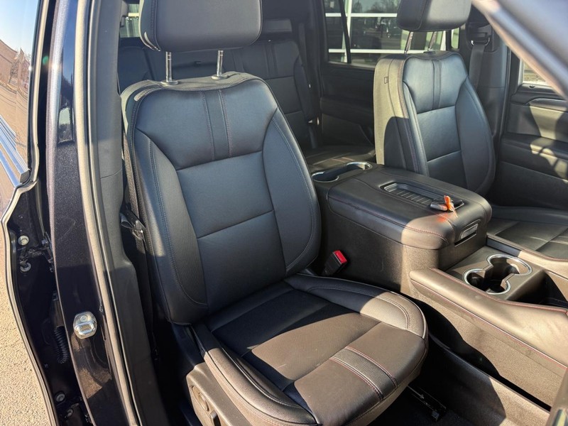 Chevrolet Suburban Vehicle Full-screen Gallery Image 11