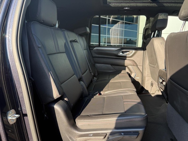 Chevrolet Suburban Vehicle Full-screen Gallery Image 12