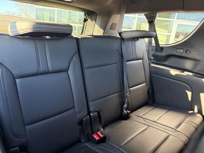 Chevrolet Suburban Vehicle Full-screen Gallery Image 13