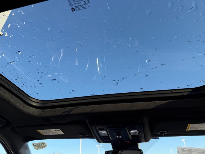 Chevrolet Suburban Vehicle Full-screen Gallery Image 16