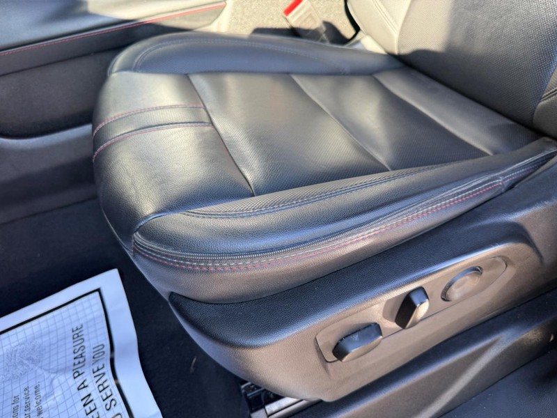 Chevrolet Suburban Vehicle Full-screen Gallery Image 18