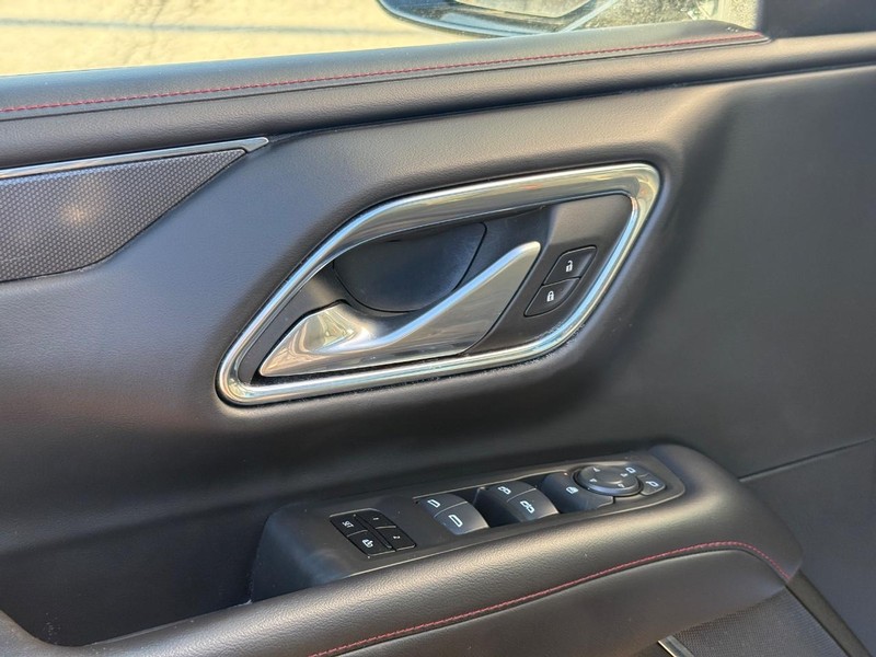 Chevrolet Suburban Vehicle Full-screen Gallery Image 19