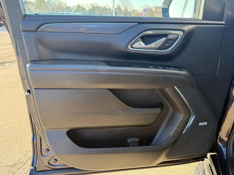 Chevrolet Suburban Vehicle Full-screen Gallery Image 20