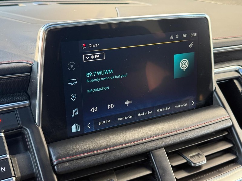 Chevrolet Suburban Vehicle Full-screen Gallery Image 24