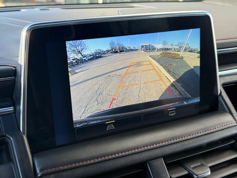 Chevrolet Suburban Vehicle Full-screen Gallery Image 25