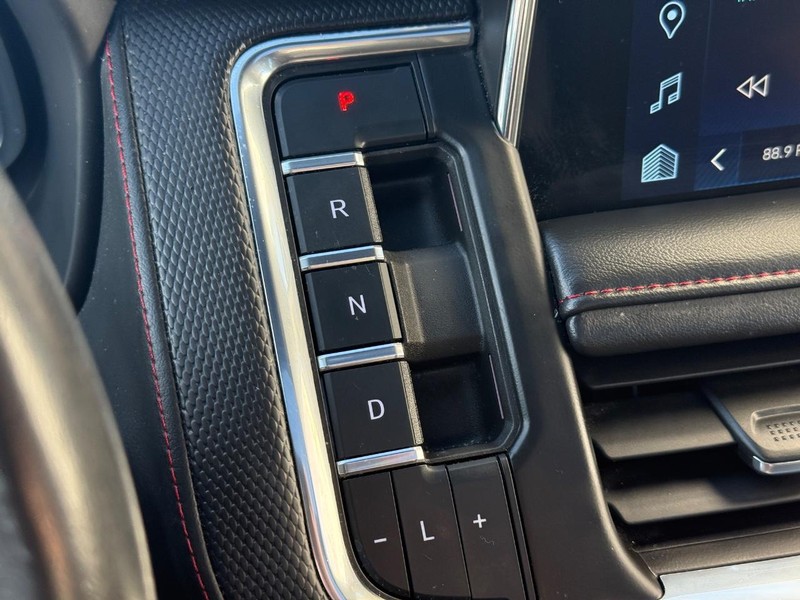 Chevrolet Suburban Vehicle Full-screen Gallery Image 27