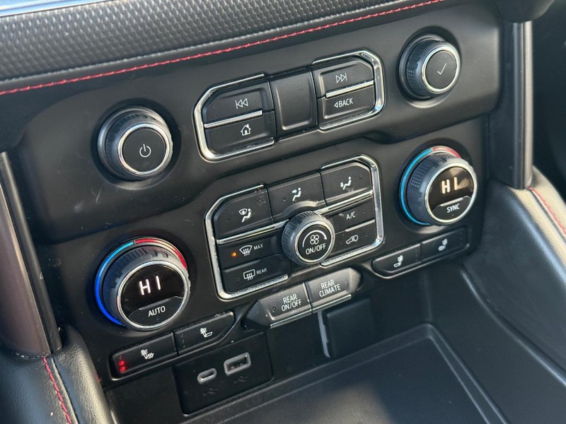 Chevrolet Suburban Vehicle Full-screen Gallery Image 28