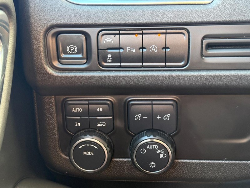 Chevrolet Suburban Vehicle Full-screen Gallery Image 30