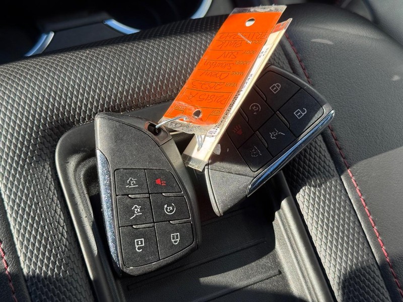 Chevrolet Suburban Vehicle Full-screen Gallery Image 31