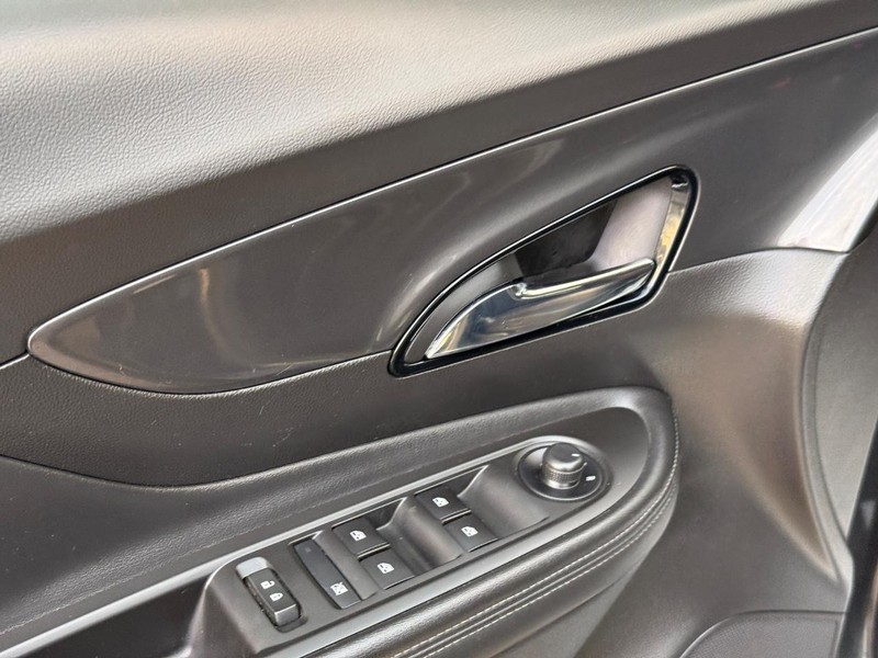 Buick Encore Vehicle Full-screen Gallery Image 18