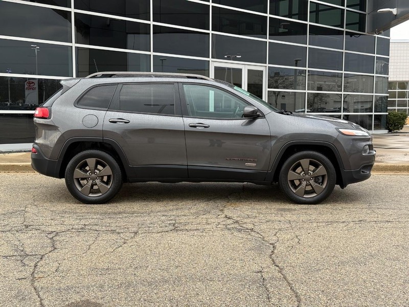 Jeep Cherokee Vehicle Full-screen Gallery Image 02