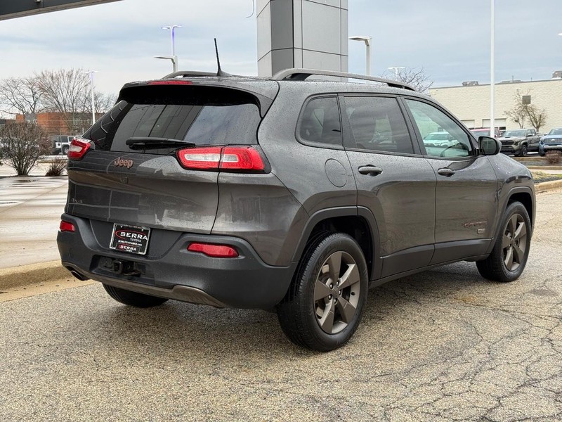 Jeep Cherokee Vehicle Full-screen Gallery Image 03