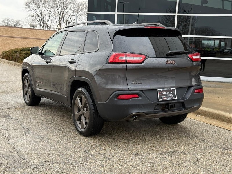 Jeep Cherokee Vehicle Full-screen Gallery Image 05