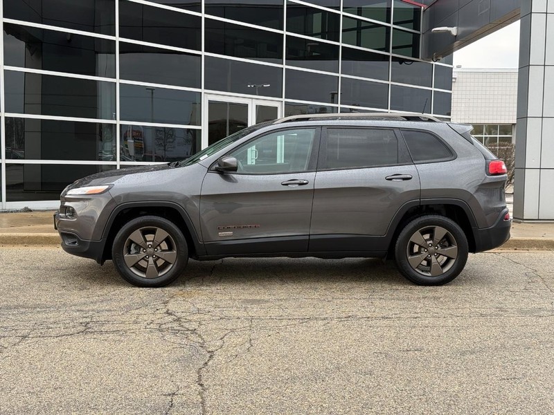 Jeep Cherokee Vehicle Full-screen Gallery Image 06