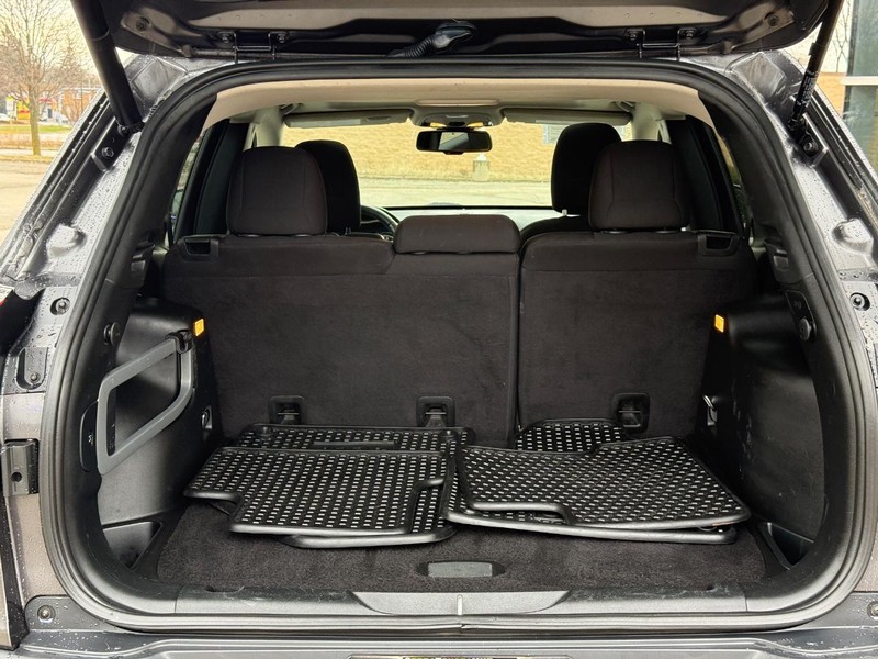 Jeep Cherokee Vehicle Full-screen Gallery Image 09