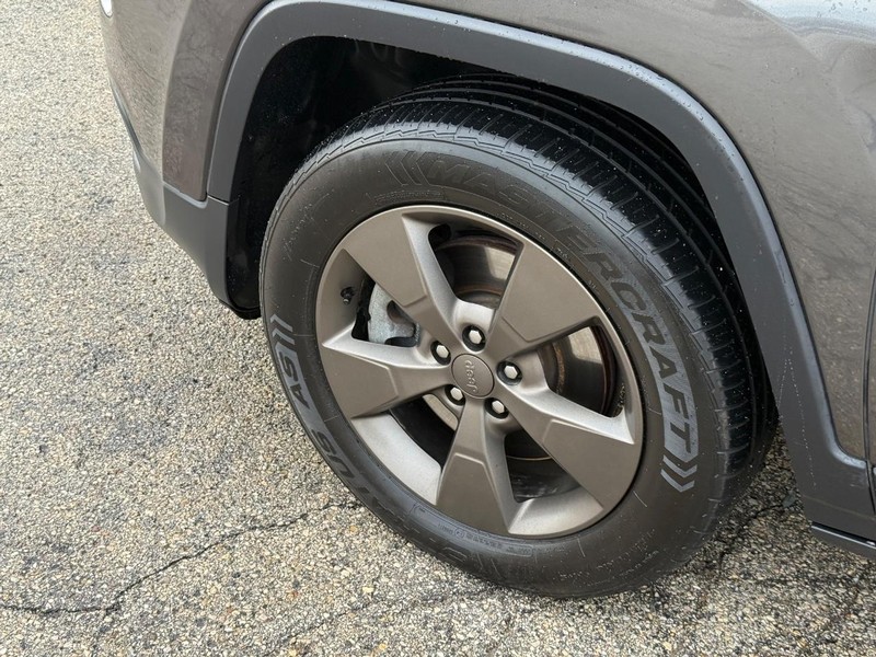 Jeep Cherokee Vehicle Full-screen Gallery Image 10
