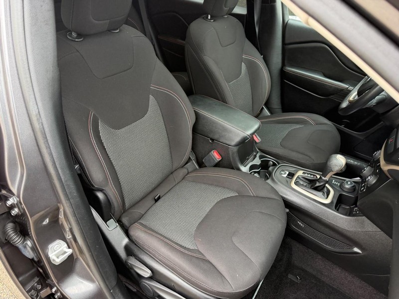 Jeep Cherokee Vehicle Full-screen Gallery Image 11