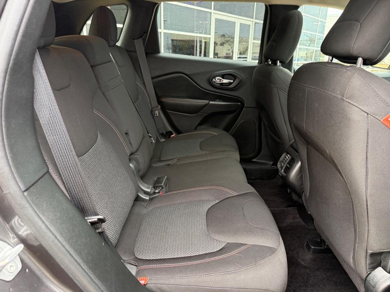 Jeep Cherokee Vehicle Full-screen Gallery Image 12