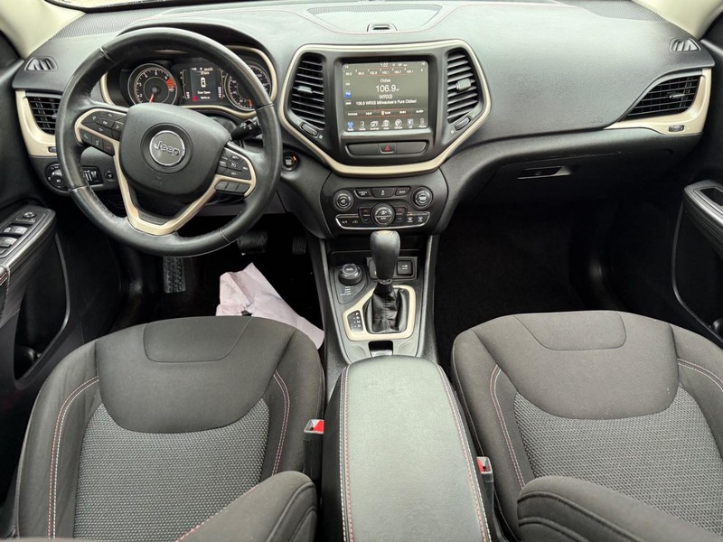 Jeep Cherokee Vehicle Full-screen Gallery Image 13