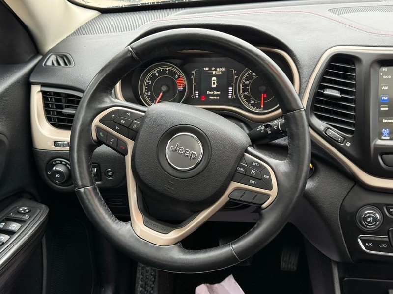 Jeep Cherokee Vehicle Full-screen Gallery Image 14