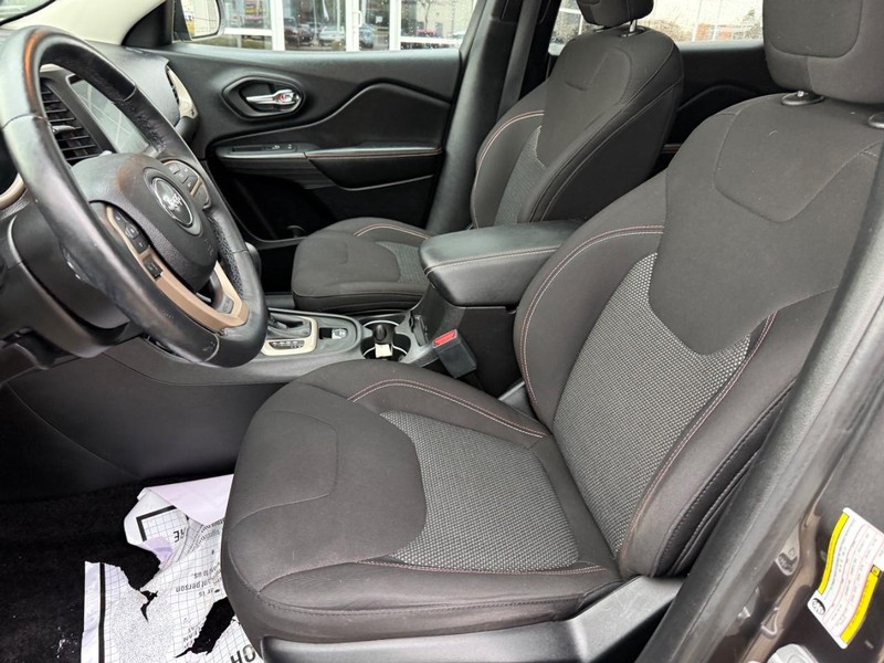 Jeep Cherokee Vehicle Full-screen Gallery Image 16