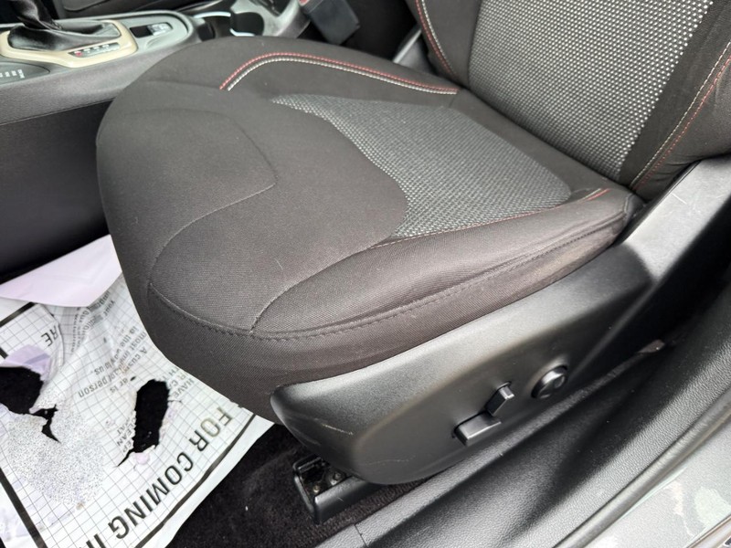 Jeep Cherokee Vehicle Full-screen Gallery Image 17