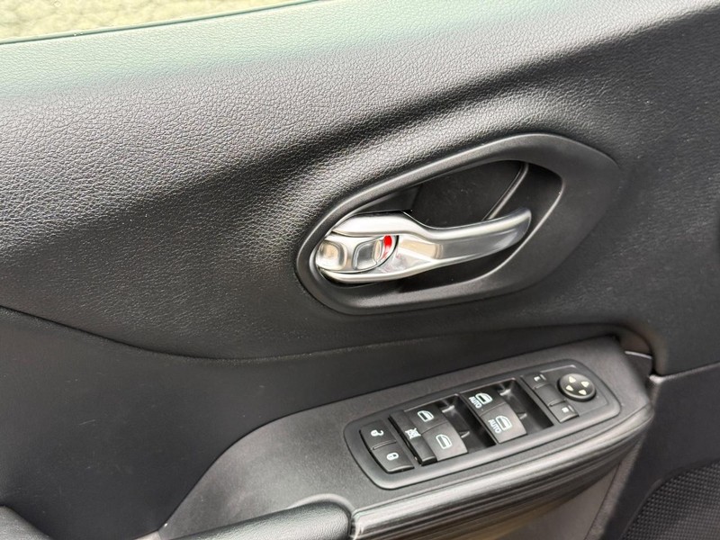 Jeep Cherokee Vehicle Full-screen Gallery Image 18